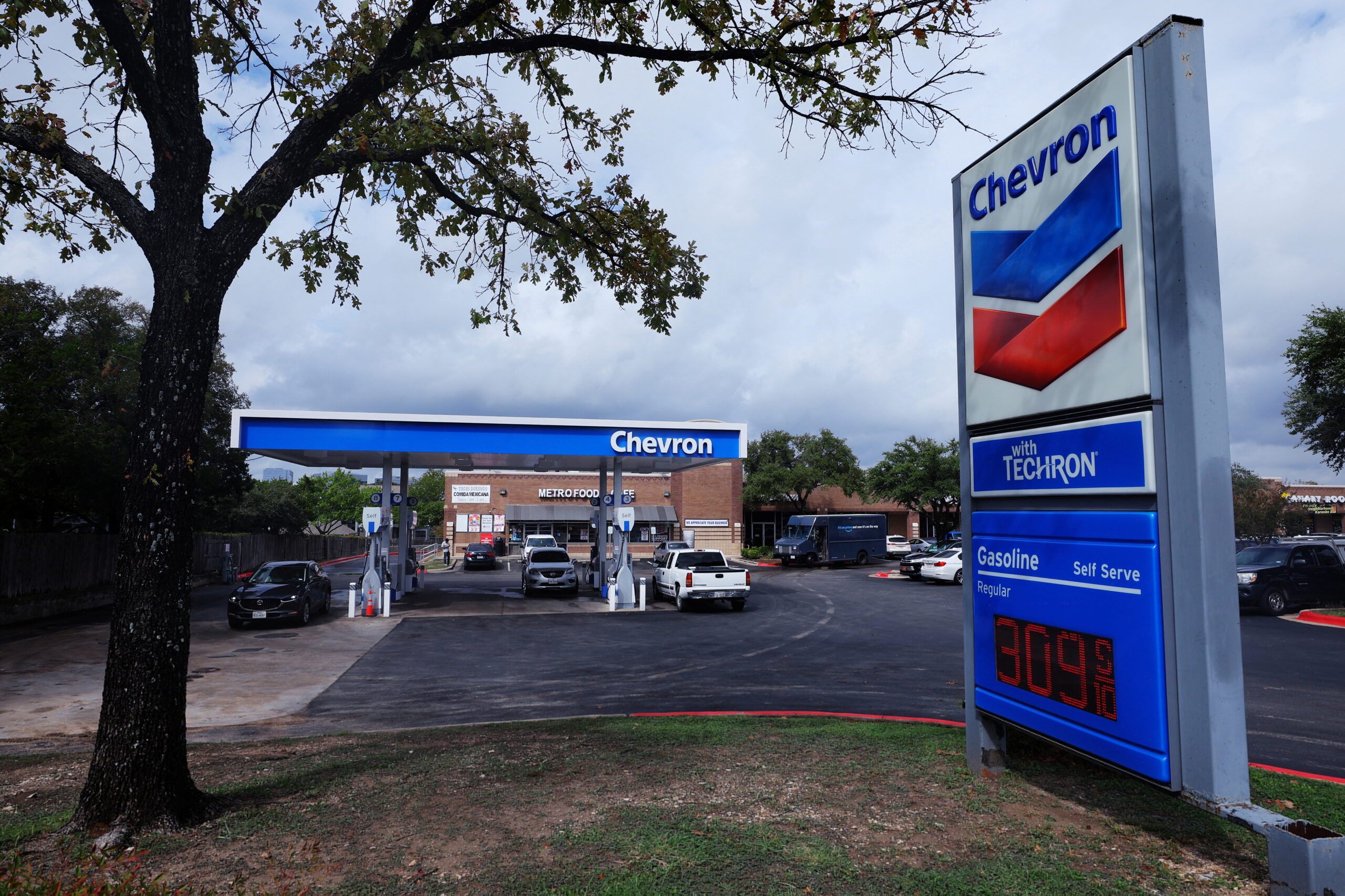 US Gas Prices Drop Below $4 for First Time in 5 Months After Iran Deal